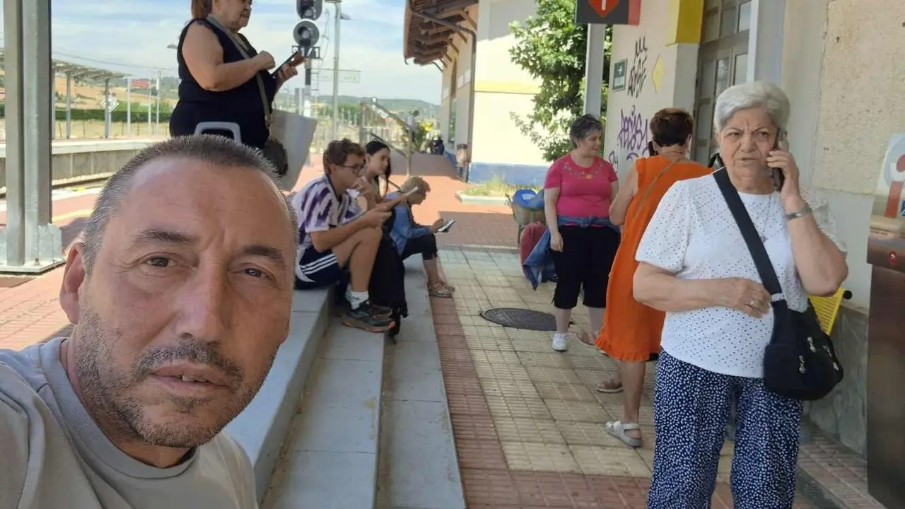 Pasajeros de Feve 'tirados' en la estaci&oacute;n.
