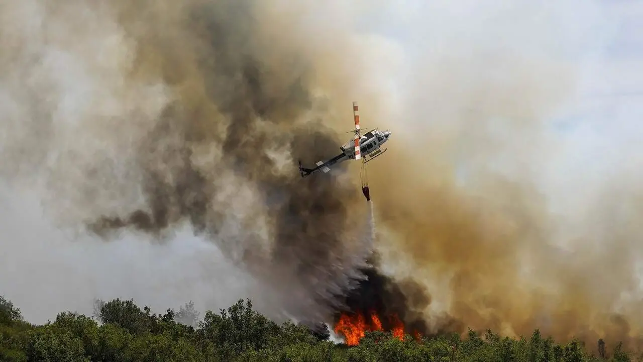 Los incendios m&aacute;s graves de la provincia pierden intensidad 24 horas despu&eacute;s del episodio de m&aacute;ximo riesgo, aunque Valdelaloba y Veguellina (en las fotograf&iacute;as) mantienen la alerta. Fotos: C&eacute;sar S&aacute;nchez