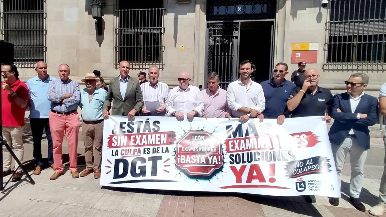 Los representantes institucionales durante la lectura del manifiesto ante la Subdelegaci&oacute;n del Gobierno.
