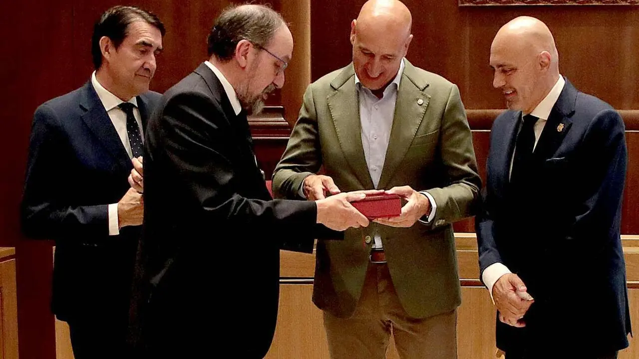 El alcalde de Le&oacute;n, Jos&eacute; Antonio D&iacute;ez recibe el nombramiento de Mantenedor de los Fueros
