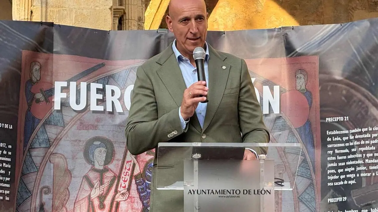 Lectura de los Fueros de Le&oacute;n en el claustro de la Catedral. Foto: AytoLe&oacute;n