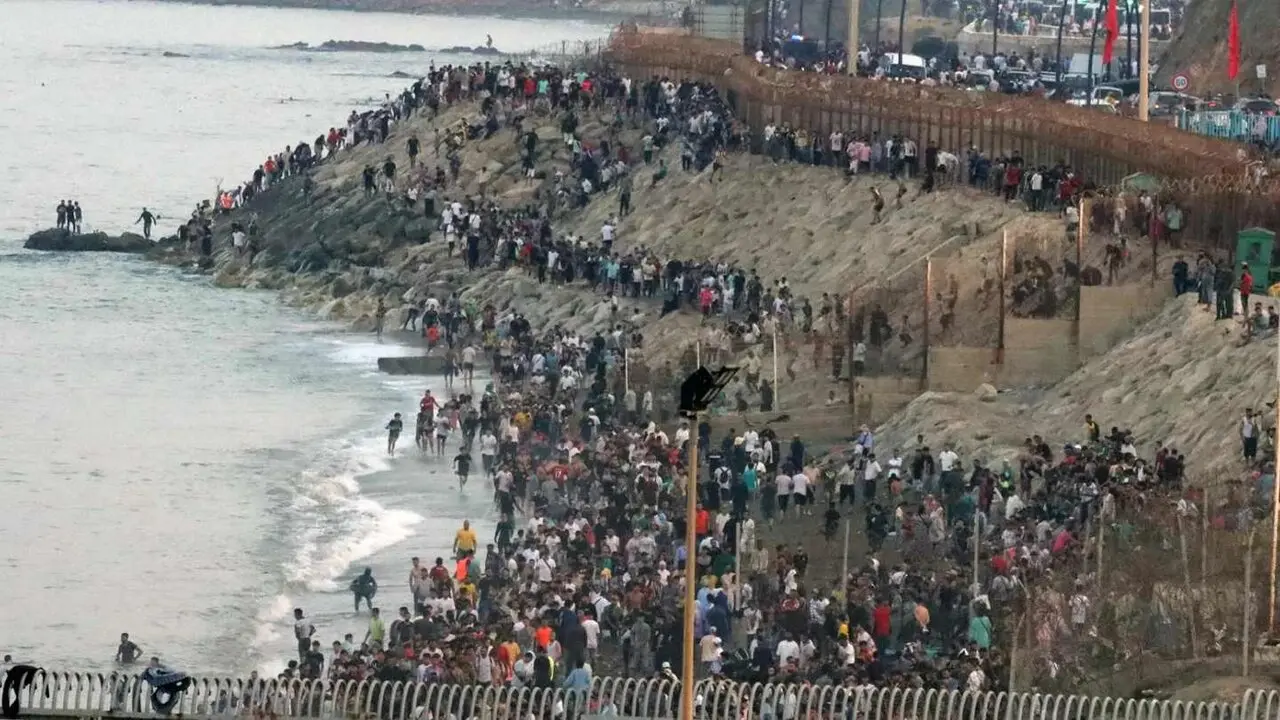 Imagen de la 'marea' de gente que llega a Ceuta desde Marruecos.