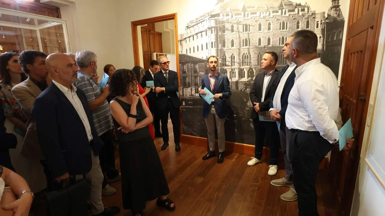 Carlos Varela, comisario de la exposici&oacute;n, durante una visita guiada al Museo Casa Botines.
