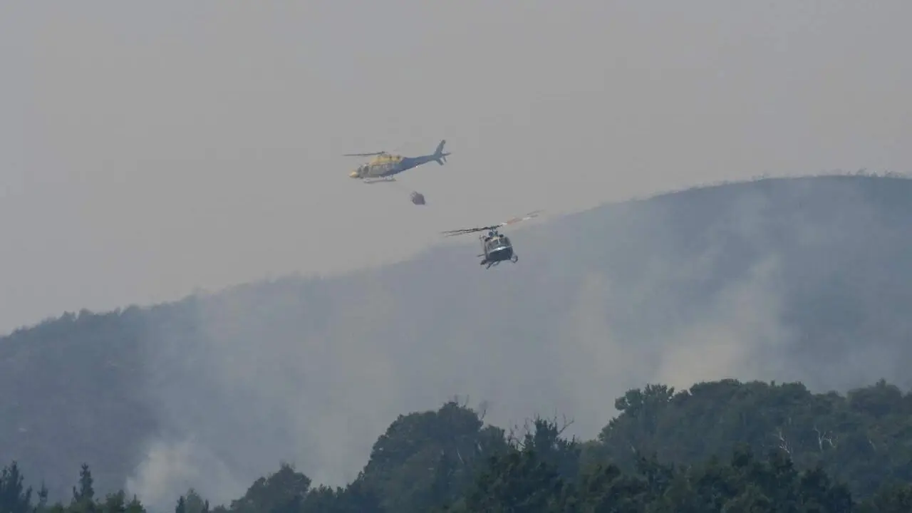 Incendio de Villafranca:&nbsp;el fuego mantiene evacuadas cinco localidades, contin&uacute;a en nivel 2 y amenaza la Reserva de la Biosfera de los Ancares Leoneses mientras otro incendio obliga a cortar parcialmente la A-6. Foto: C&eacute;sar S&aacute;nchez