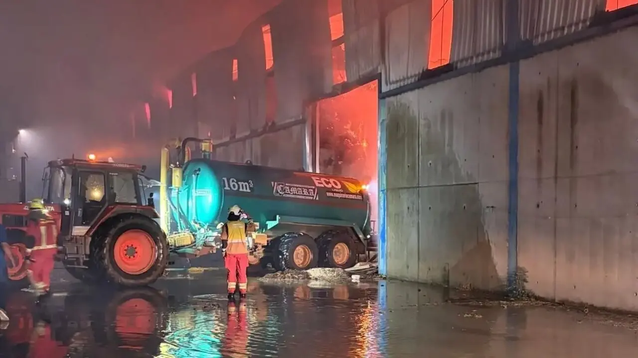 Arde de madrugada una nave agr&iacute;cola en Santib&aacute;&ntilde;ez del Porma sin causar heridos. Foto: Sepeis.