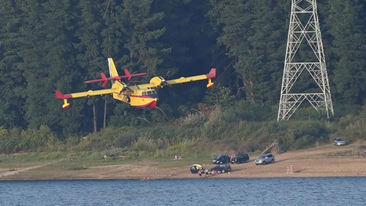 Un hidroavi&oacute;n carga agua en el pantano de B&aacute;rcena, para el incendio de Veguellina en El Bierzo. Foto: C&eacute;sar S&aacute;nchez.