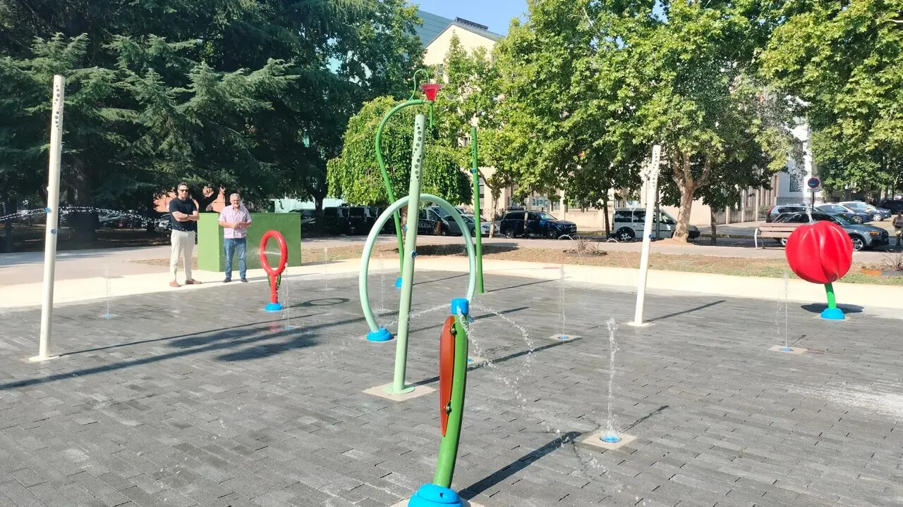 El Parque de la Concordia estrena juegos acu&aacute;ticos tras una inversi&oacute;n de&nbsp;135.000 euros&nbsp;de fondos europeos&nbsp;para crear un espacio que a&uacute;na&nbsp;diversi&oacute;n y mitigaci&oacute;n de&nbsp;los efectos de las altas temperaturas. Fotos: Ayto. Ponferrada.