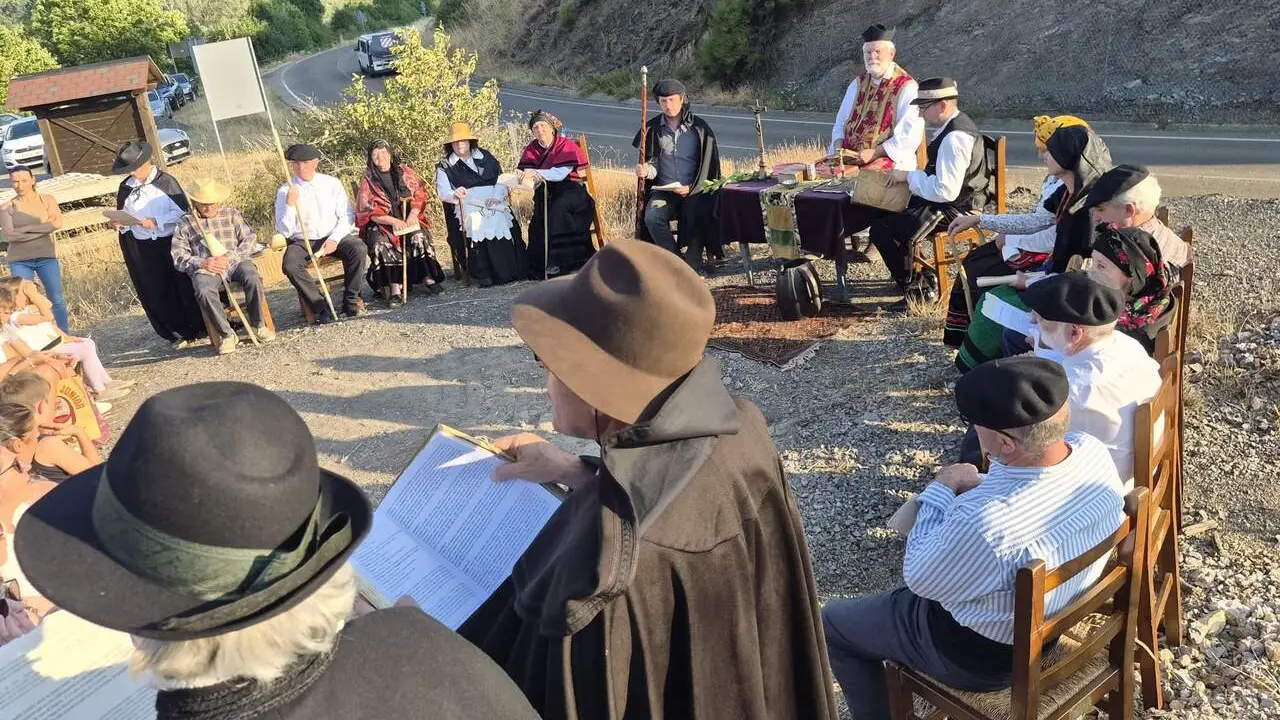 Vecinos de El Escobio, en Vegacervera, recrean con todo lujo de detalle una tradicional asamblea concejil de la monta&ntilde;a leonesa, una forma de gobierno que estuvo vigente durante m&aacute;s de 900 a&ntilde;os.
