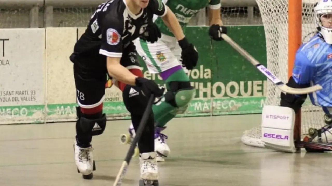 Bea V&aacute;rzeas durante un partido con el Bembibre HC. Foto: RRSS BHC.