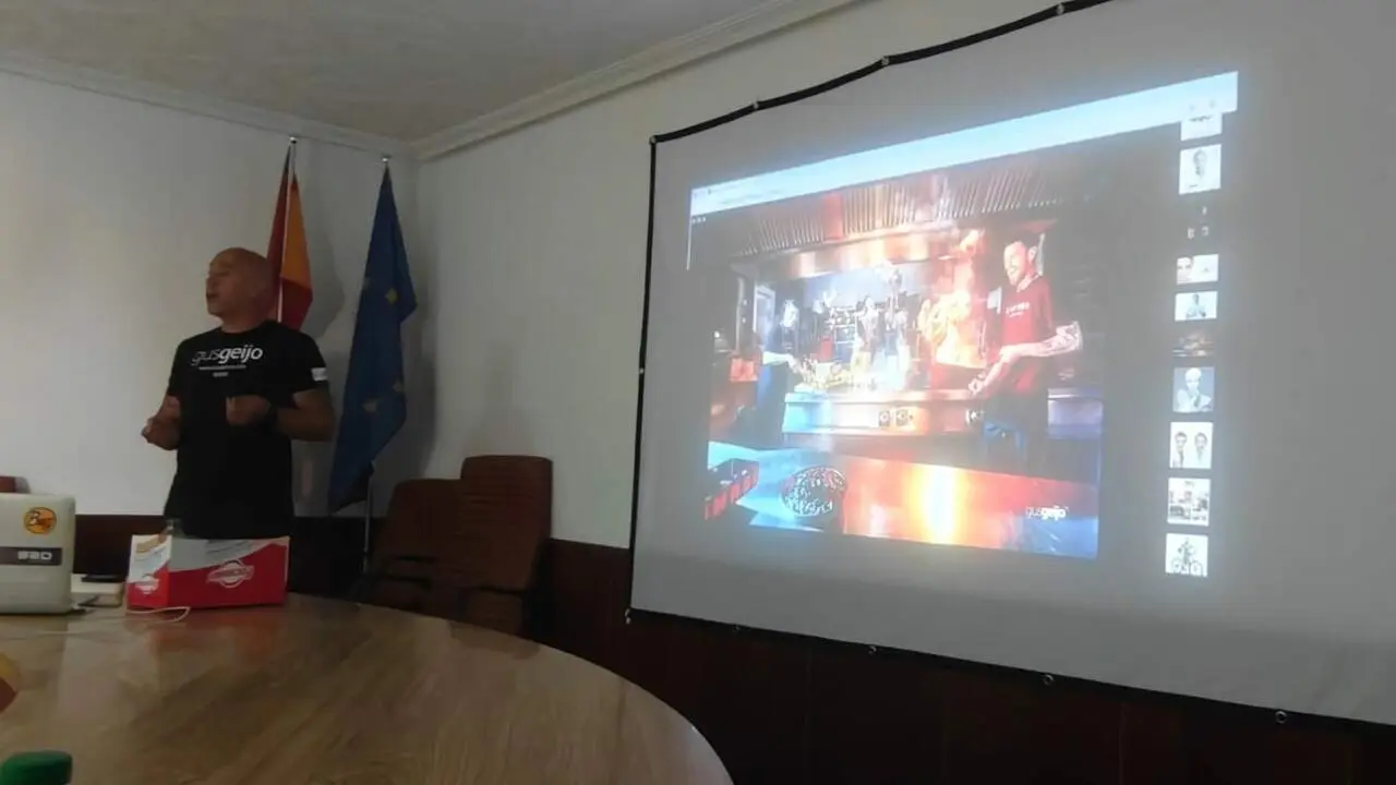 El fot&oacute;grafo leon&eacute;s Gus Geijo durante su taller en Quintana del Castillo.