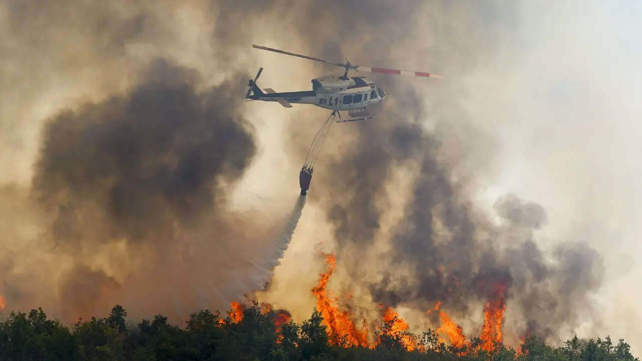 Incendio en la localidad de Veguellina, perteneciente al municipio de Villafranca del Bierzo. Foto: C&eacute;sar S&aacute;nchez.