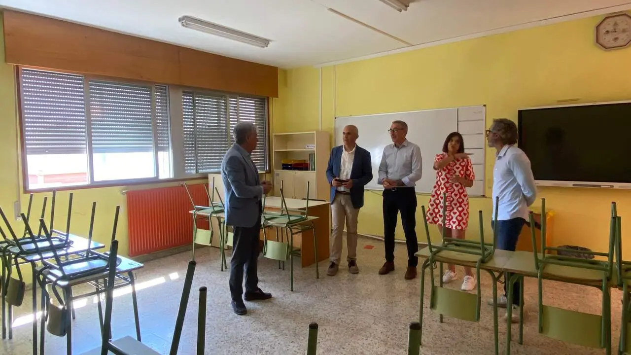 Eduardo Diego visita las obras de renovaci&oacute;n del CEIP Marcial Monreal en Veguellina de &Oacute;rbigo. Fotos: JCyL.