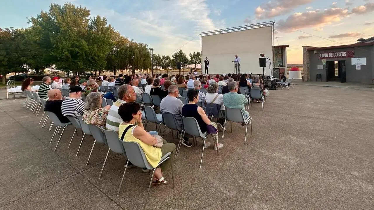 La decimotercera edici&oacute;n del Festival Internacional Luna de Cortos concluye tras una intensa semana de proyecciones, actividades y encuentros, con premios para producciones de Espa&ntilde;a, Grecia y Marruecos y un reconocimiento especial a Miguel P&eacute;rez Garc&iacute;a. Fotos: DipuLe&oacute;n