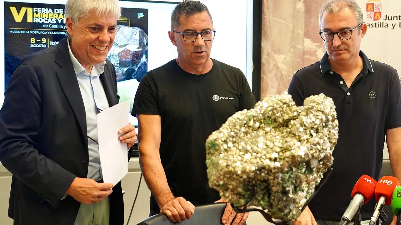 El delegado territorial de la Junta en Le&oacute;n, Eduardo Diego; el director del Museo de la Siderurgia de Sabero, Roberto Fern&aacute;ndez, y el ge&oacute;logo y divulgador, Jos&eacute; Vicente Casado, presentan la VI Feria Minerales, rocas y f&oacute;siles de Castilla y Le&oacute;n