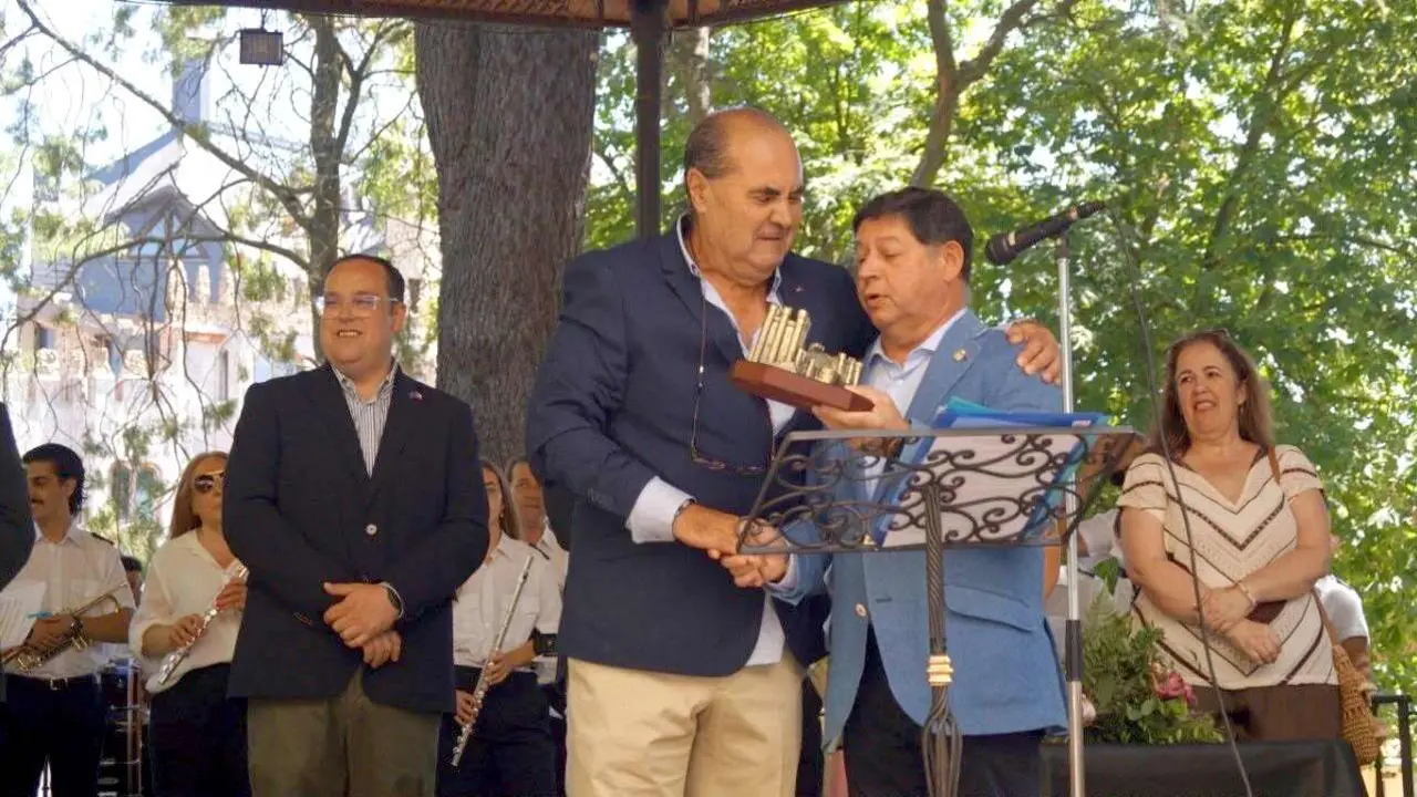 La Astur Feria se consolida en Coyanza tras un multitudinario fin de semana. La tercera edici&oacute;n del certamen reuni&oacute; a cientos de visitantes en Valencia de Don Juan con actividades culturales, gastronom&iacute;a, m&uacute;sica tradicional y un homenaje a Carlos Guti&eacute;rrez Gonz&aacute;lez como Paisano de Honor 2026.