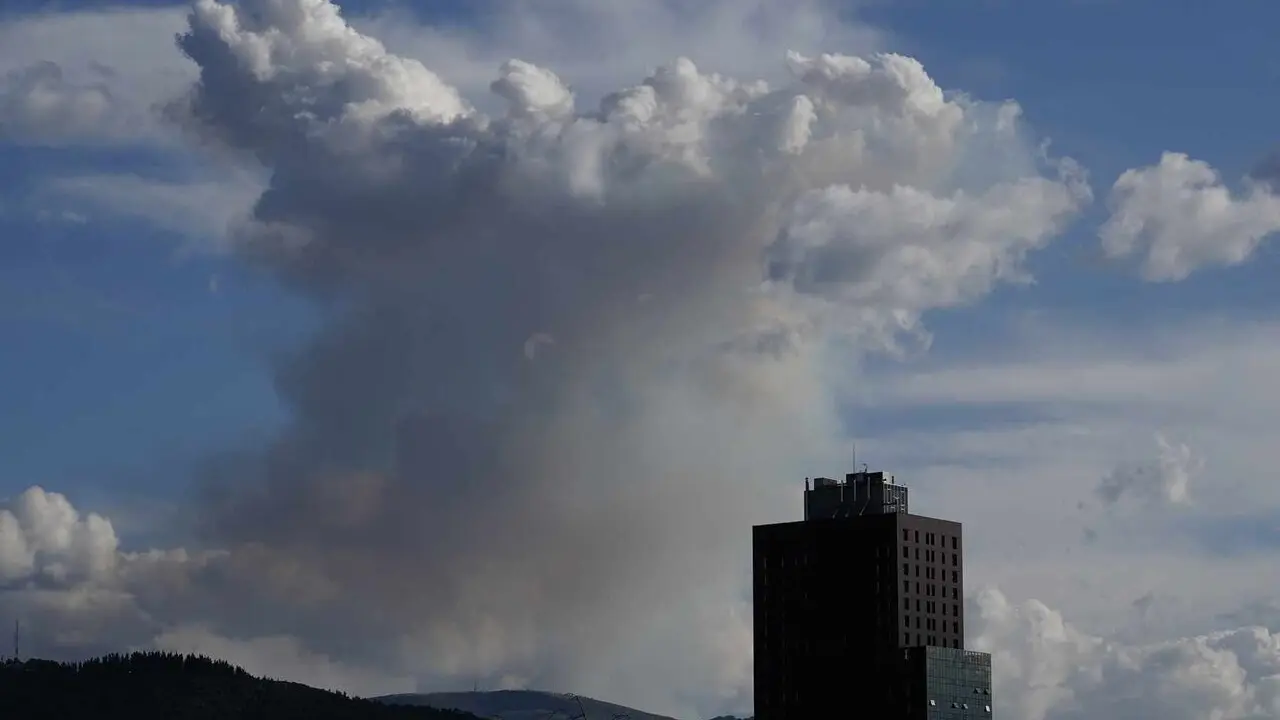El incendio forestal de Veguellina, en El Bierzo, permaneci&oacute; estabilizado durante gran parte de la jornada de este lunes, aunque una reactivaci&oacute;n registrada a &uacute;ltima hora de la tarde en el flanco oeste oblig&oacute; a concentrar los esfuerzos del operativo en una de las zonas m&aacute;s complicadas del per&iacute;metro. Fotos: C&eacute;sar S&aacute;nchez