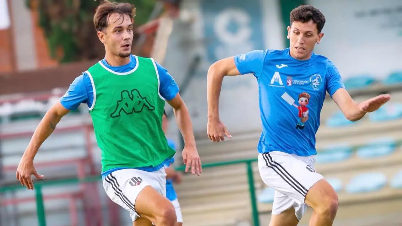 La plantilla del Astorga, durante una sesi&oacute;n de entrenamiento.