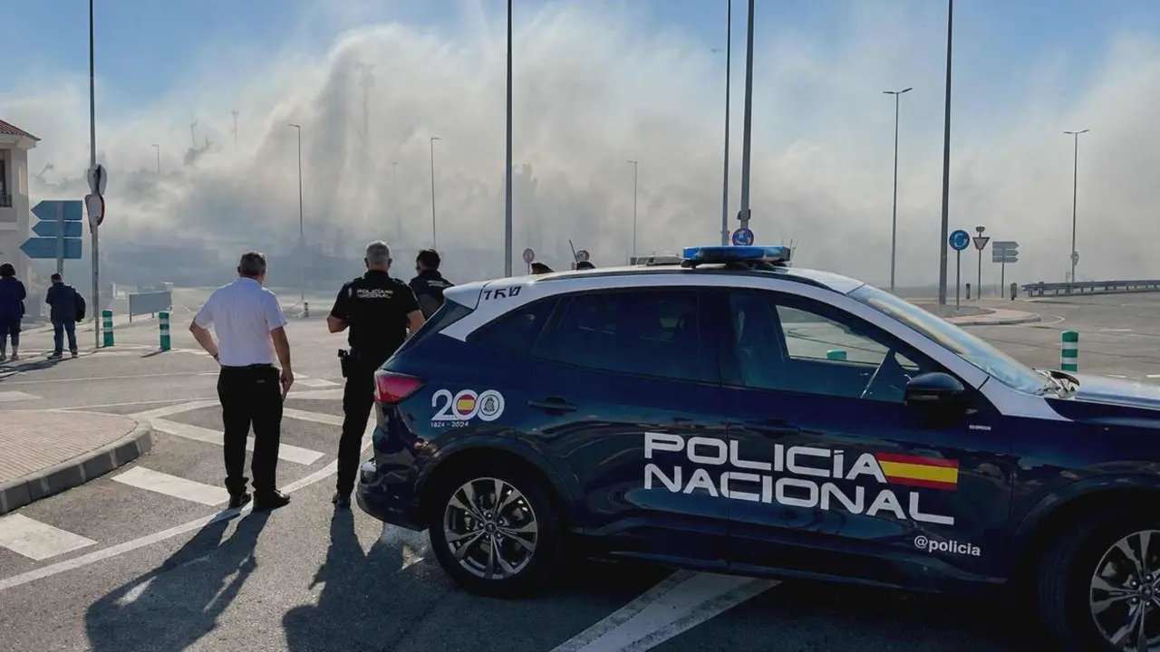 Efectivos de Polic&iacute;a Nacional en el lugar del incendio.
