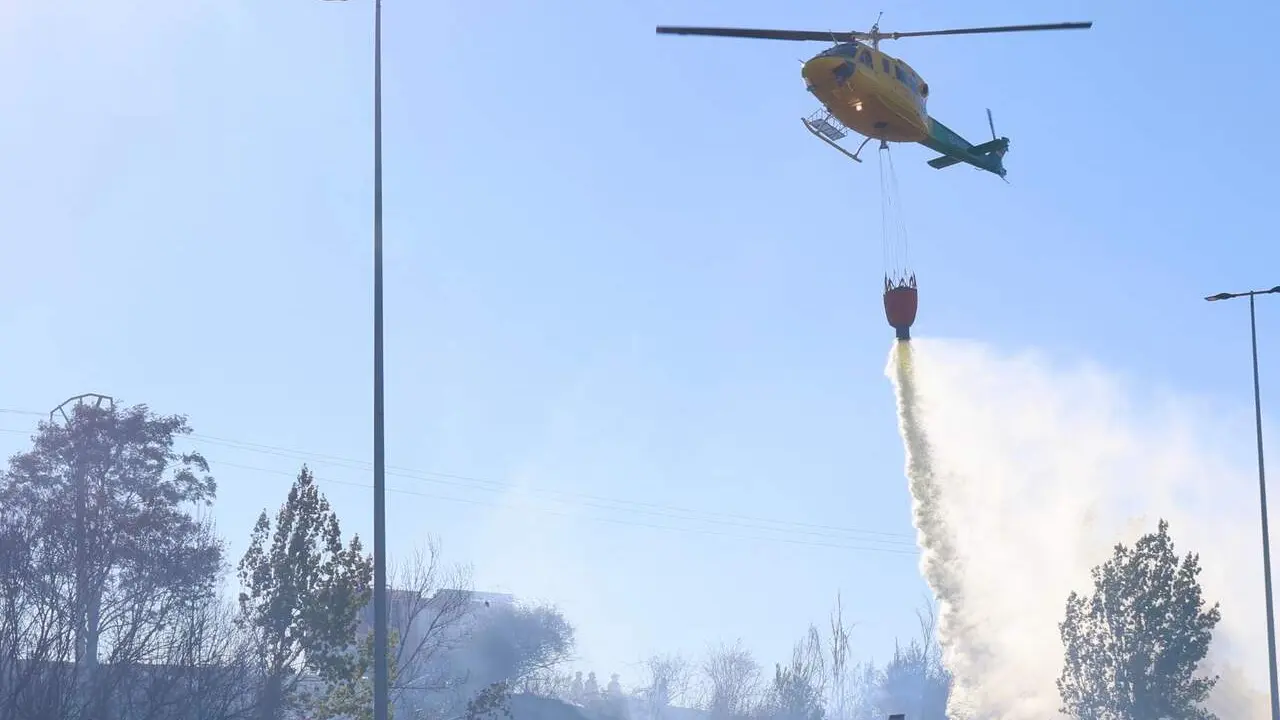 Un incendio declarado en Oteruelo de la Valdoncina (Le&oacute;n) obliga a cortar el tr&aacute;fico en la N-120 y alerta al vecindario. Fotos: Campillo