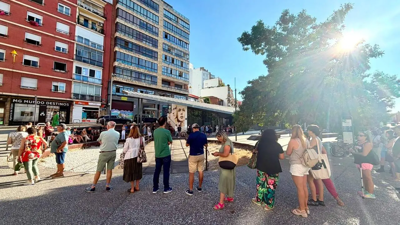Largas colas en Espacio V&iacute;as y en Le&oacute;n Joven por el reparto de gafas gratuitas para ver el eclipse en Le&oacute;n
