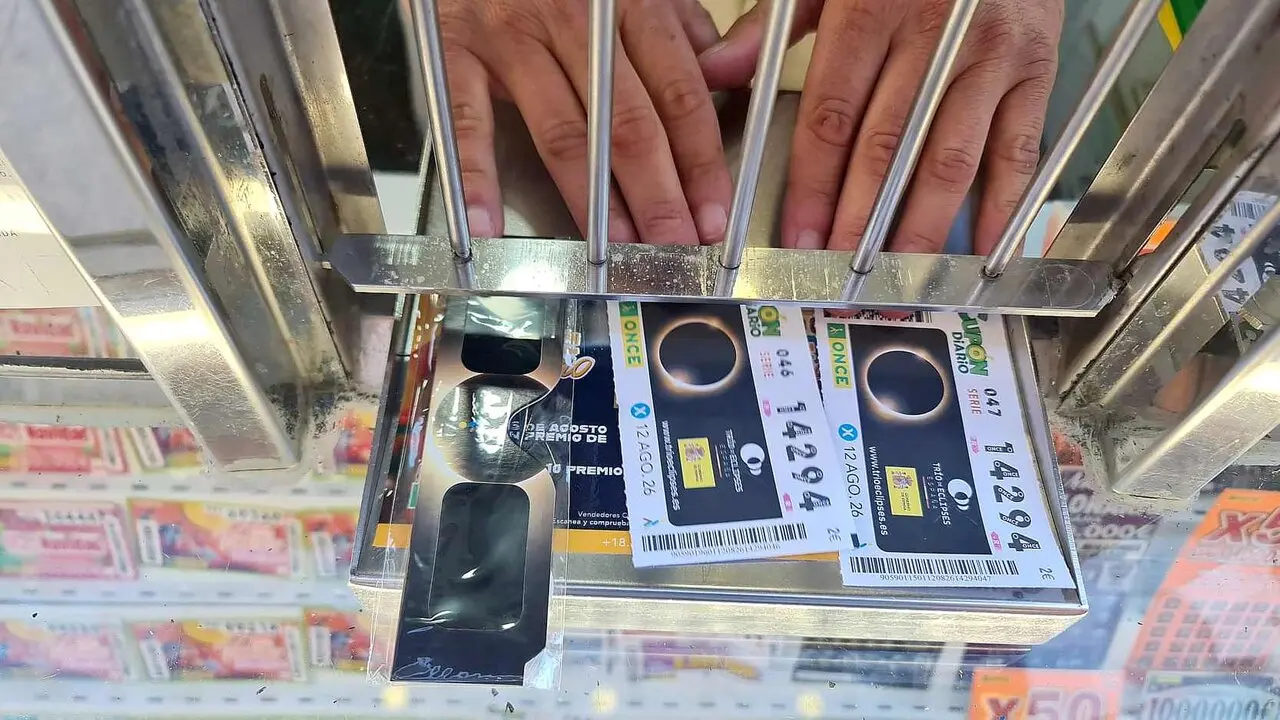 La ONCE regala gafas para ver el eclipse por la compra de un cup&oacute;n.