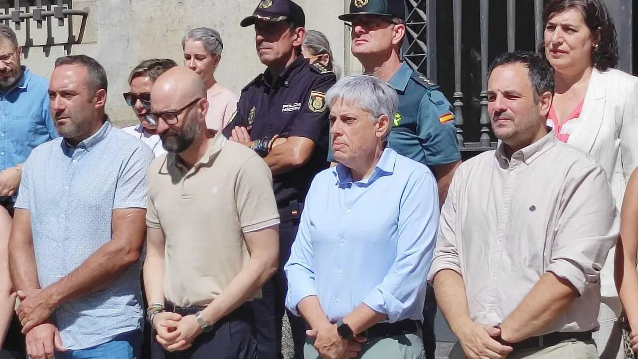 Un instante del minuto de silencio ante la Subdelegaci&oacute;n del Gobierno de Le&oacute;n.