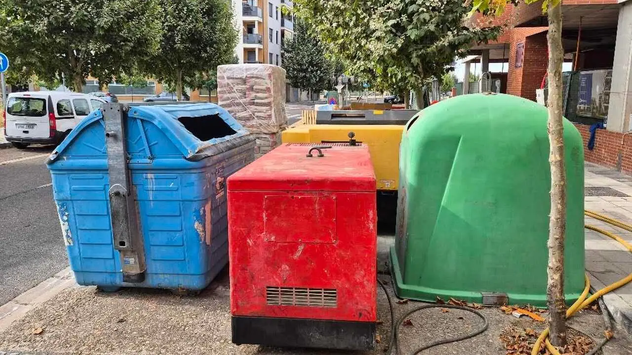 Generadores en plena calle y junto a contenedores de papel en el barrio de La Lastra.