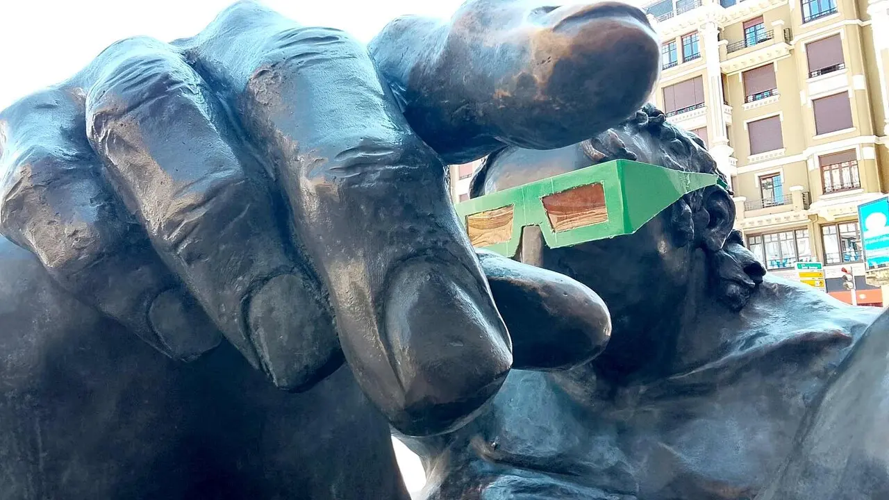 Una acci&oacute;n ef&iacute;mera de Carlos Cuenllas, realizada con el consentimiento del escultor Amancio Gonz&aacute;lez, invita a redescubrir una de las obras m&aacute;s reconocibles del paisaje urbano leon&eacute;s desde el humor y la interacci&oacute;n con el espacio p&uacute;blico.