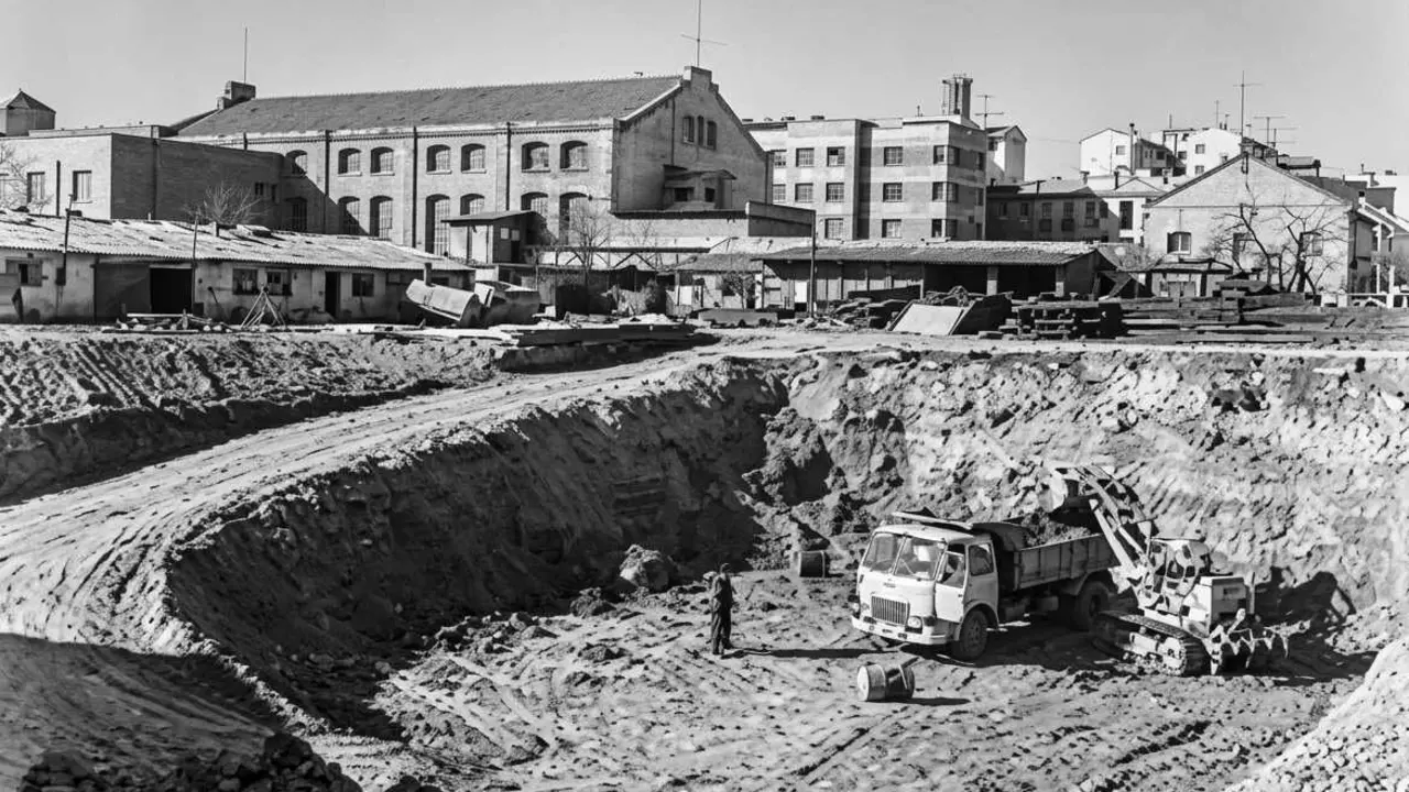 Imagen remasterizada de la construcci&oacute;n de la planta de Velilla del R&iacute;o Carri&oacute;n.