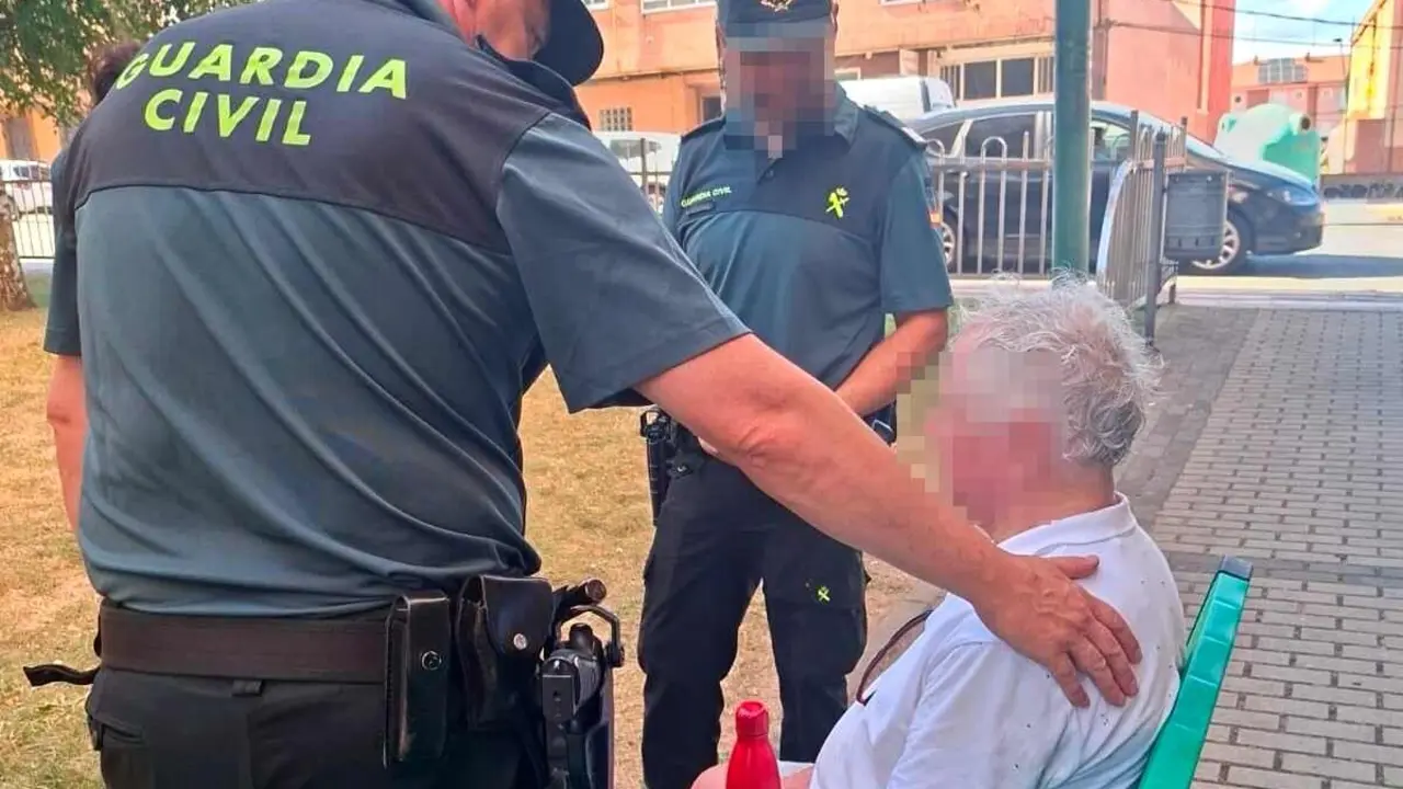 Efectivos de la Guardia Civil junto al hombre que hab&iacute;a desaparecido en una residencia de La Virgen del Camino.
