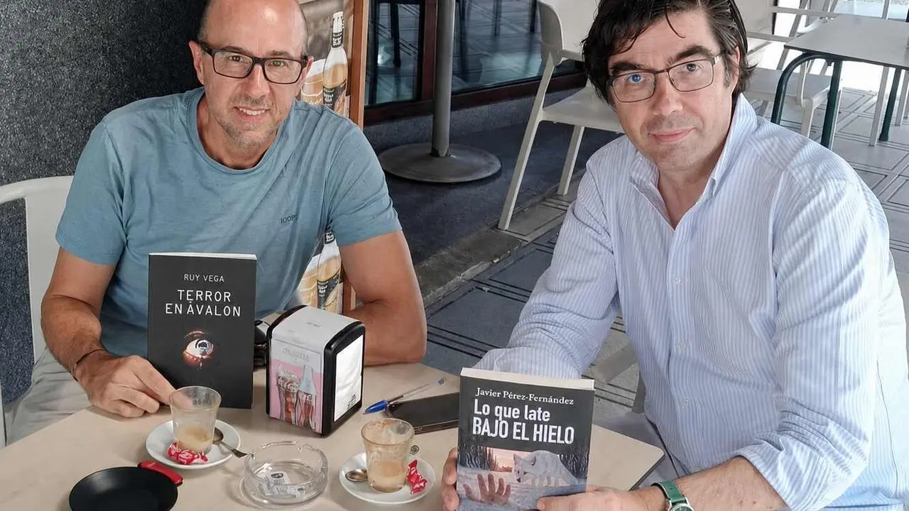 Javier P&eacute;rez y Ruy Vega posan junto a sus libros.