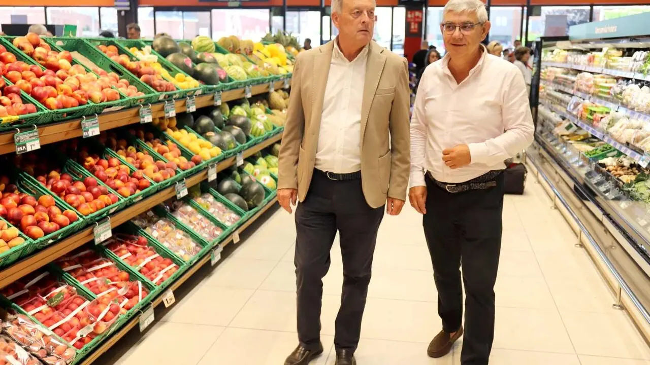 El nuevo Gadis de Trobajo del Camino ha abierto este jueves sus puertas en medio de una gran expectaci&oacute;n y con una notable afluencia de clientes desde los primeros momentos de actividad. El establecimiento, situado en la confluencia de la calle Antonio V&aacute;zquez Fern&aacute;ndez con la antigua calle Dulcinea, inicia as&iacute; su recorrido como uno de los nuevos referentes comerciales del alfoz de Le&oacute;n. Fotos: Isaac Llamazares | M.A. Garc&iacute;a