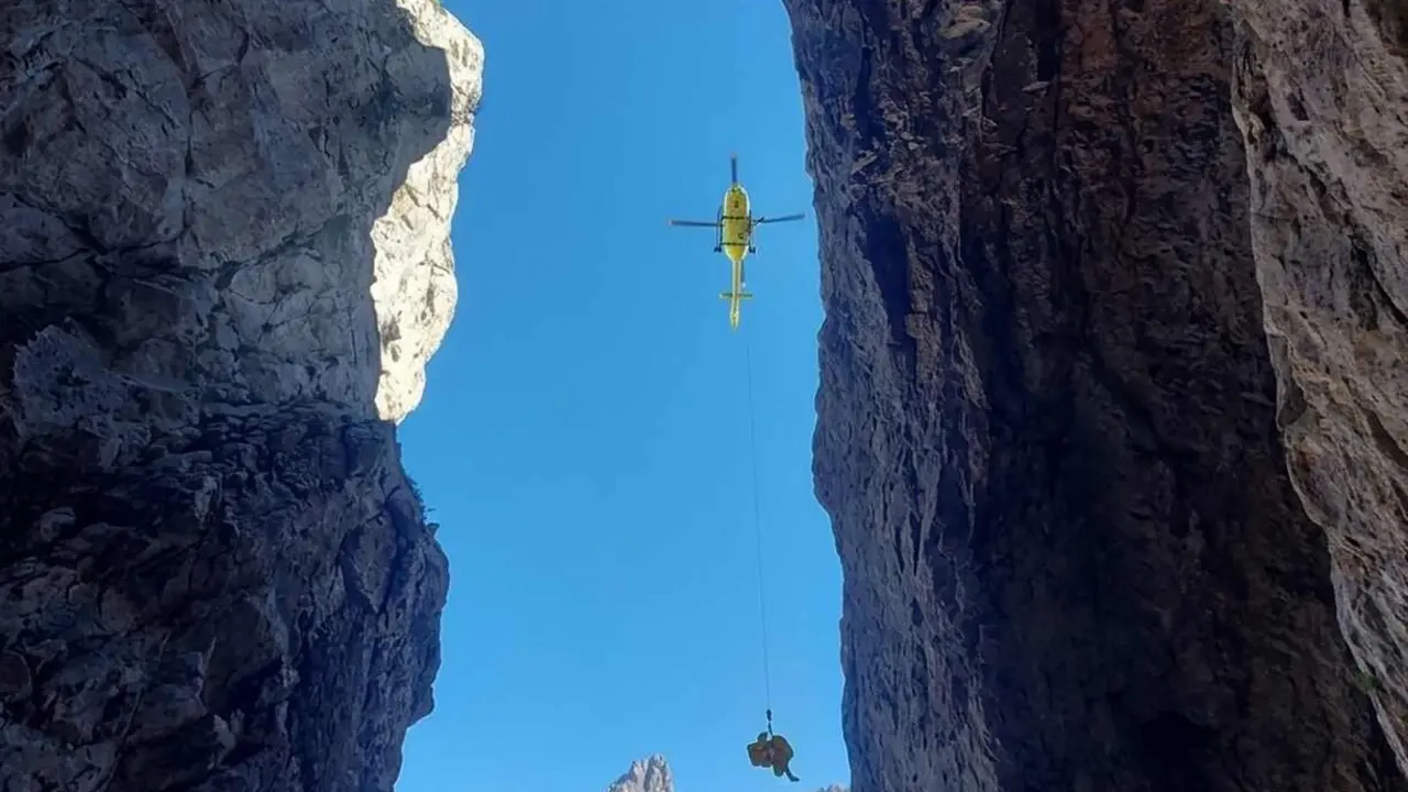 Imagen del izado del herido durante su rescate.