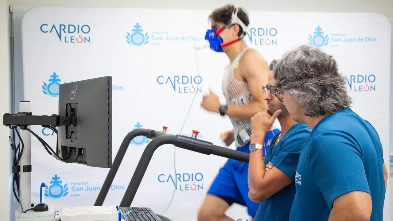 Javier Mi&ntilde;ambres en la prueba de esfuerzo con gases (ergoespirometria), con lo cardi&oacute;logos Tom&aacute;s Benito y Miguel Rodr&iacute;guez Santamarta.
