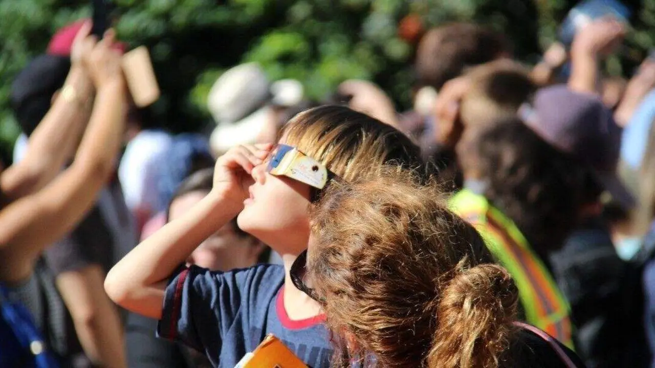 imagen de un menor con unas gafas