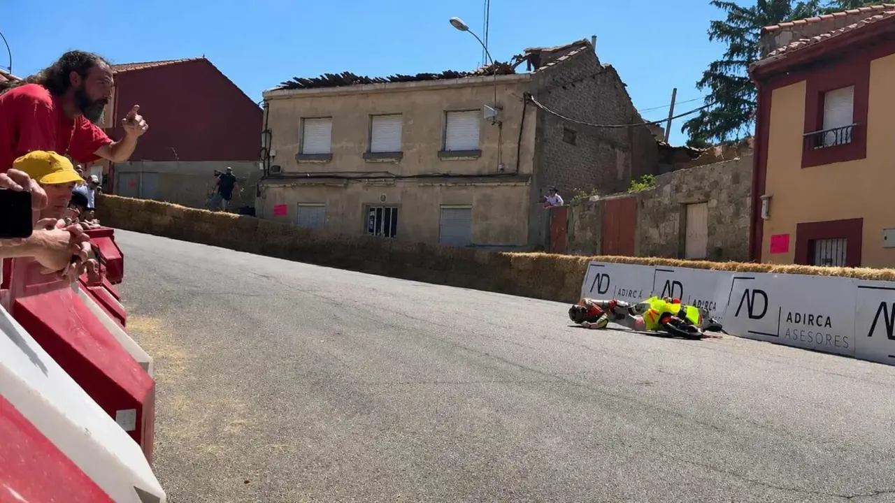 Imagen del momento en el que el piloto ha sufrido el aparatoso accidente.