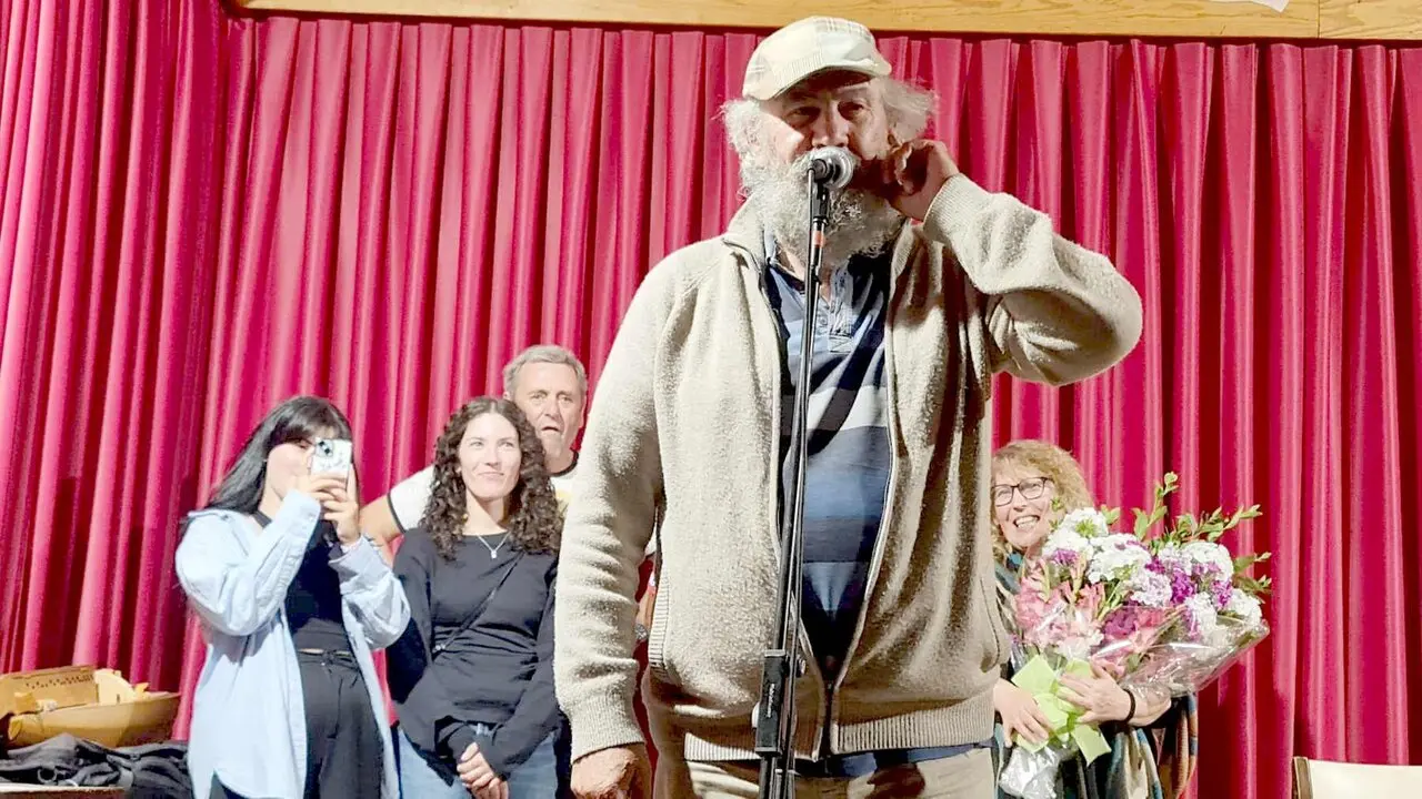 Fulgencio Fern&aacute;ndez, este s&aacute;bado, durante el homenaje realizado por los vecinos.