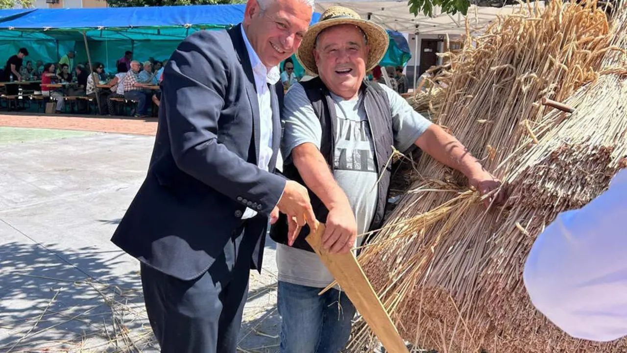 El delegado del Gobierno, Nicanor Sen, participa en la XVII Feria Agroalimentaria, Artesan&iacute;a y Ap&iacute;cola de la localidad leonesa de El Espino