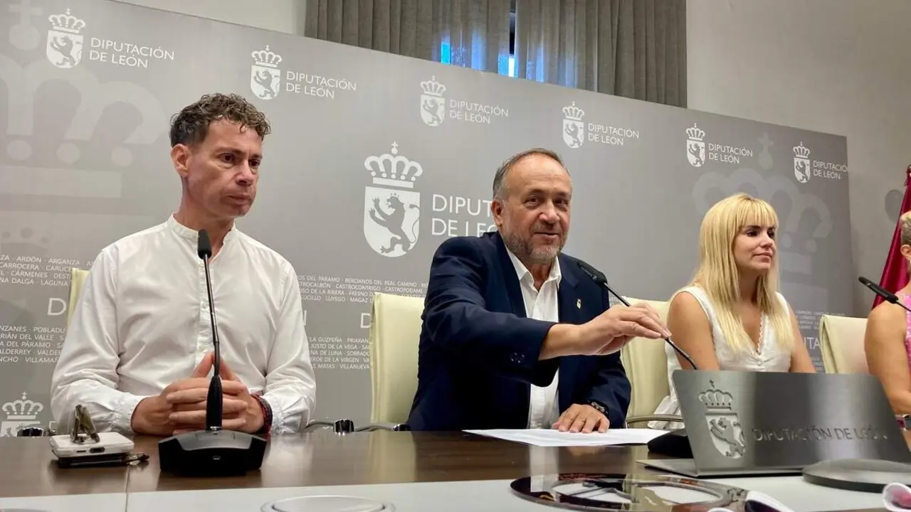 El presidente de la Diputaci&oacute;n de Le&oacute;n, Gerardo &Aacute;lvarez Courel, presenta la X Xamascada Campeonatos de Europa Alpino en L&iacute;nea acompa&ntilde;ado por el alcalde de Villablino, Mario Rivas, el secretario general de la Real Federaci&oacute;n Espa&ntilde;ola de Patinaje, Manuel Moreno Juristo; y el director deportivo del Club Leitariegos y de la competici&oacute;n, Julio Anel Martin-Granizo