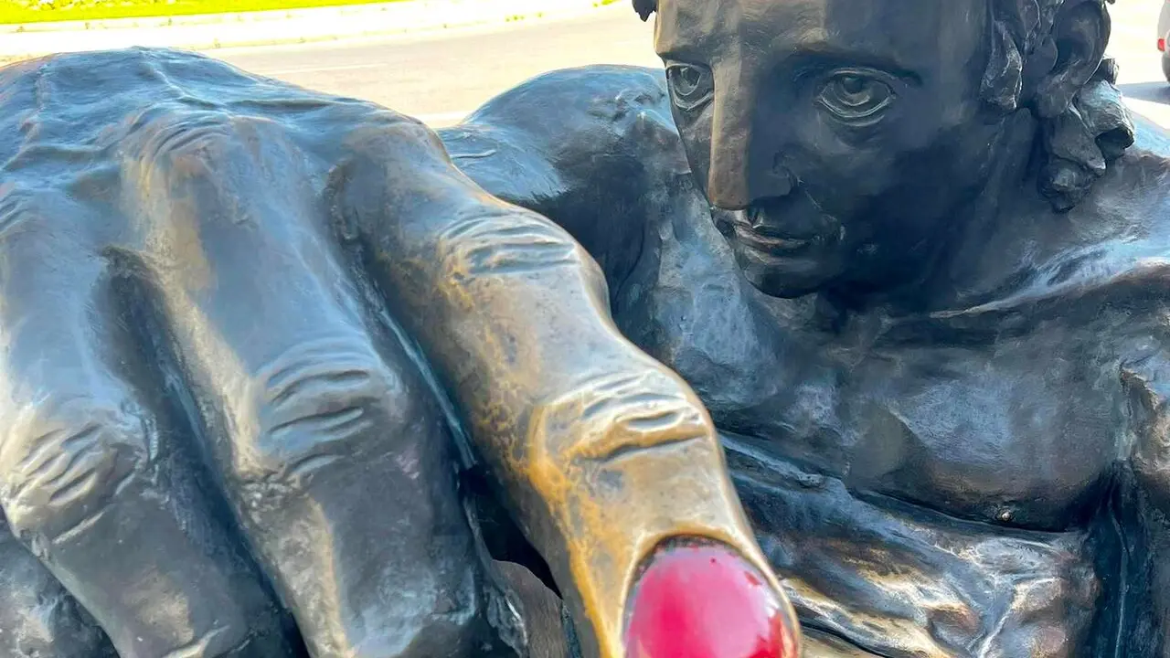 A La Negrilla le pintan la u&ntilde;a (de rojo).&nbsp;La escultura de Amancio Gonz&aacute;lez aparece con una u&ntilde;a roja pocos d&iacute;as despu&eacute;s de la permitida y no agresiva intervenci&oacute;n de Cuenllas por el eclipse. Fotos: &Aacute;lvaro Guti&eacute;rrez