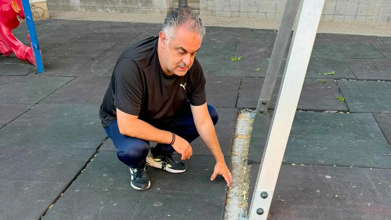 El alcalde de Astorga viendo los visibles da&ntilde;os que presentan las instalaciones.