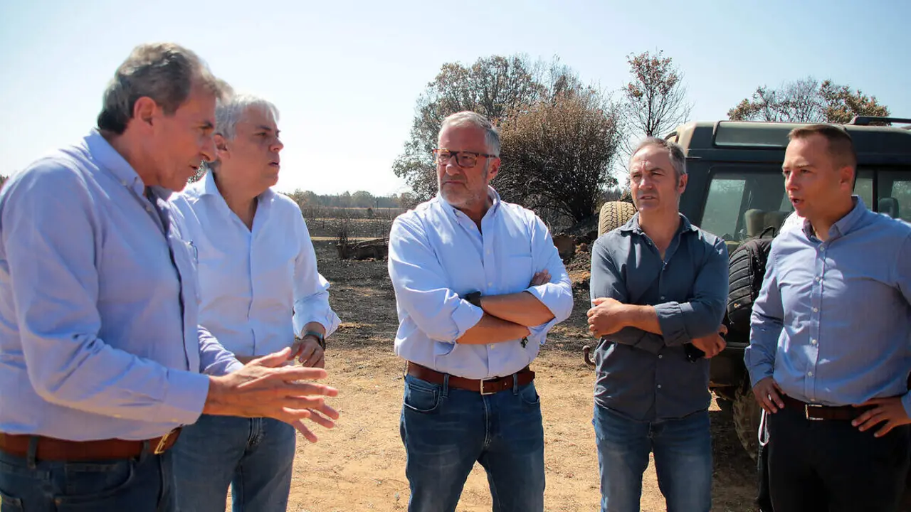El vicepresidente primero de la Junta y consejero de Desregulaci&oacute;n, Familia y Ayudas Sociales, Carlos Poll&aacute;n, visita la explotaci&oacute;n bovina (Sociedad Agraria de Transformaci&oacute;n) Garfi Sen Santa Mar&iacute;a del Condado (Le&oacute;n), donde, en colaboraci&oacute;n con Acor, se entregar&aacute; un cami&oacute;n con pulpa de remolacha para los afectados por los incendios en Le&oacute;n