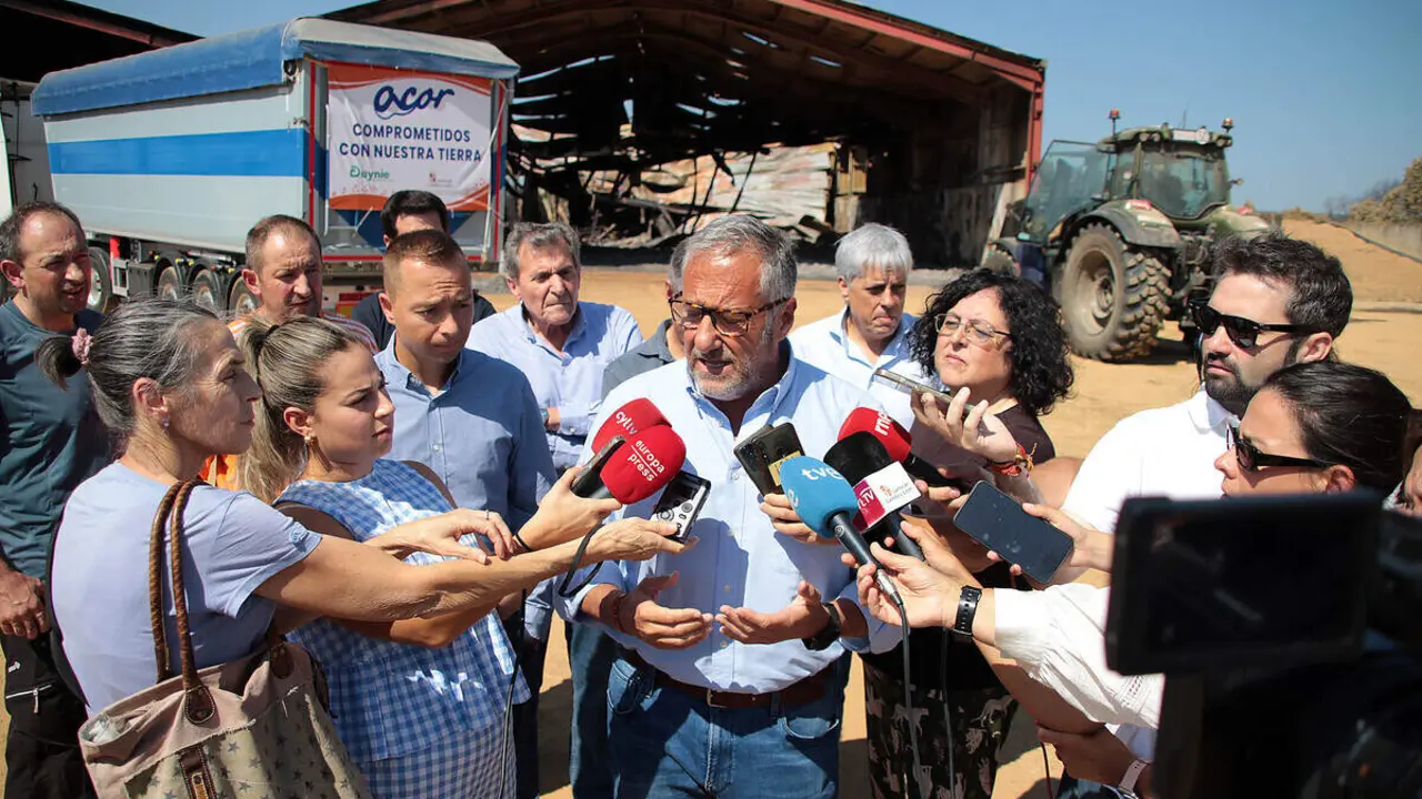 El vicepresidente primero de la Junta y consejero de Desregulaci&oacute;n, Familia y Ayudas Sociales, Carlos Poll&aacute;n, visita la explotaci&oacute;n bovina (Sociedad Agraria de Transformaci&oacute;n) Garfi Sen Santa Mar&iacute;a del Condado (Le&oacute;n), donde, en colaboraci&oacute;n con Acor, se entregar&aacute; un cami&oacute;n con pulpa de remolacha para los afectados por los incendios en Le&oacute;n