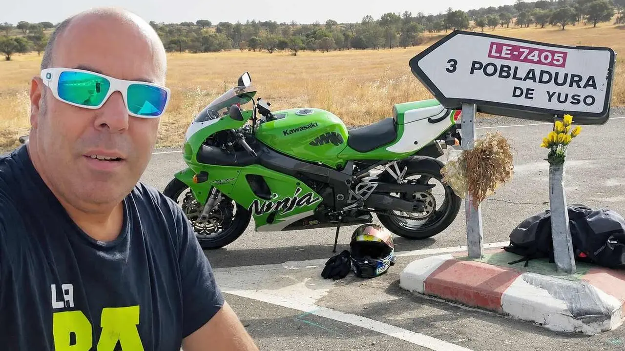 Pedro, en una imagen superpuesta, en el lugar donde muri&oacute; Gorane, en dos im&aacute;genes tomadas por el propio piloto.