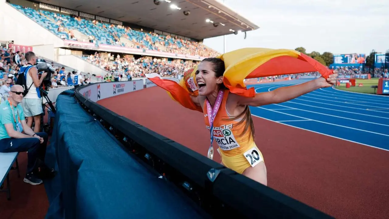 Marta celebra con euforia su extraordinaria marca y su victoria.