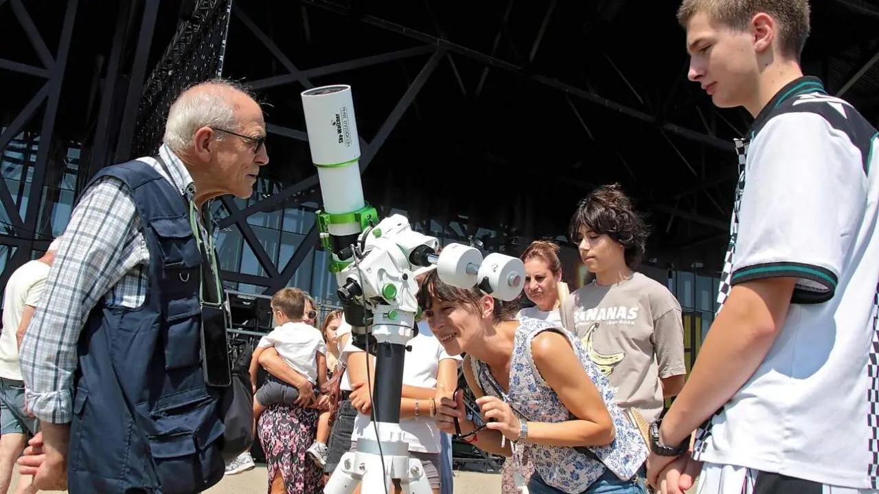 Cientos de leoneses se acercan al Palacio de Exposiciones para disfrutar de las actividades programadas mientras la ciudad aguarda el eclipse total de Sol. Fotos: Peio Garc&iacute;a