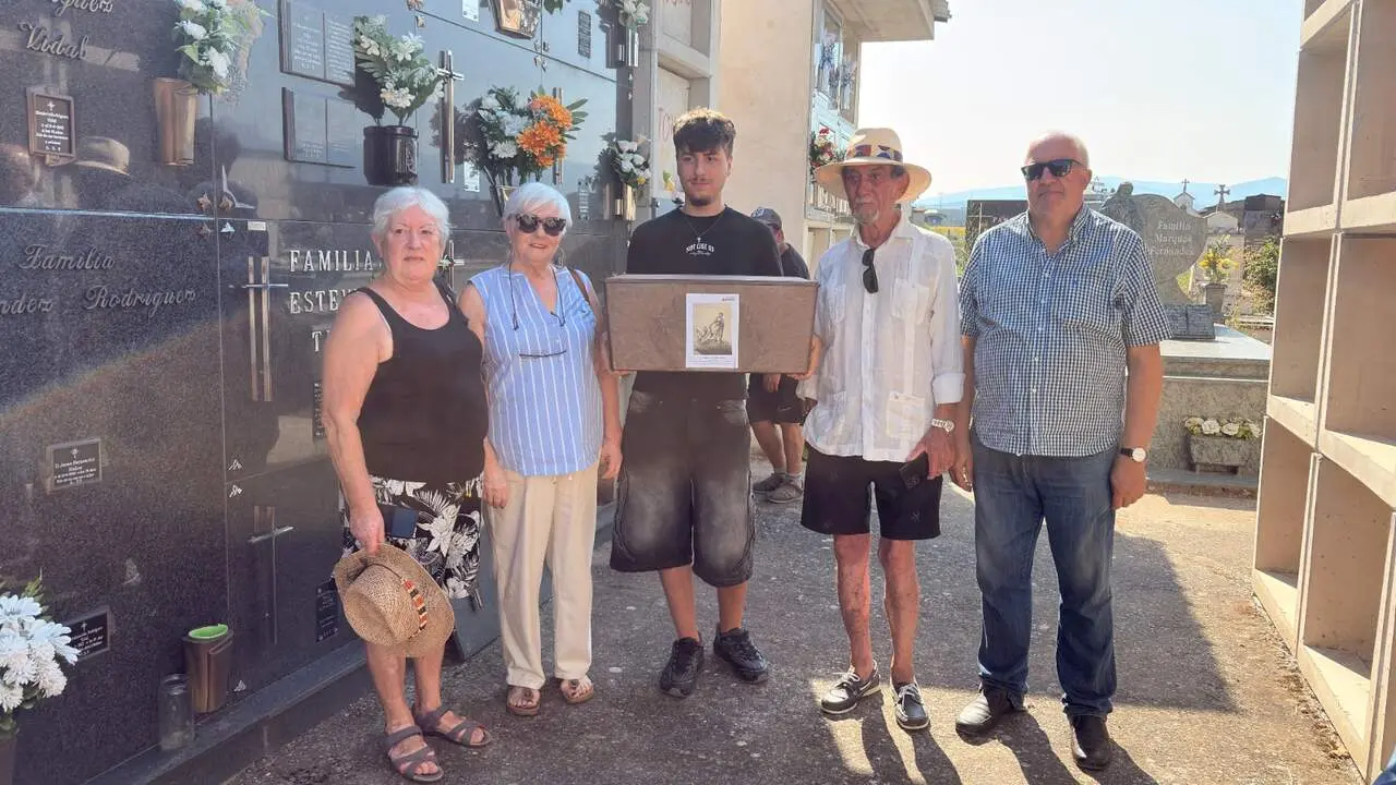 La familia de Claudio Mac&iacute;as Fern&aacute;ndez ha enterrado en la ma&ntilde;ana de este mi&eacute;rcoles sus restos junto a los de su hermana Manuela en Columbrianos. Fotos: ARMH.
