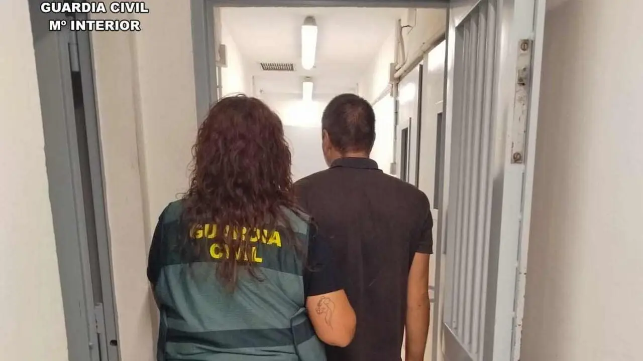 Efectivos de la Guardia Civil trasladan al hombre detenido.