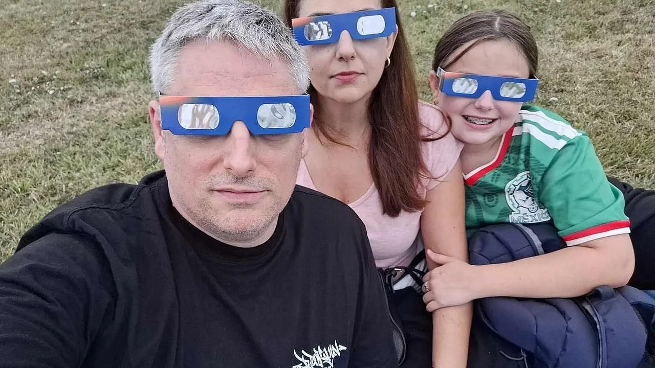 Nacho, Tania y Noa se hacen un selfie en la costa asturiana durante un eclipse que solo se puedo ver "a medias".