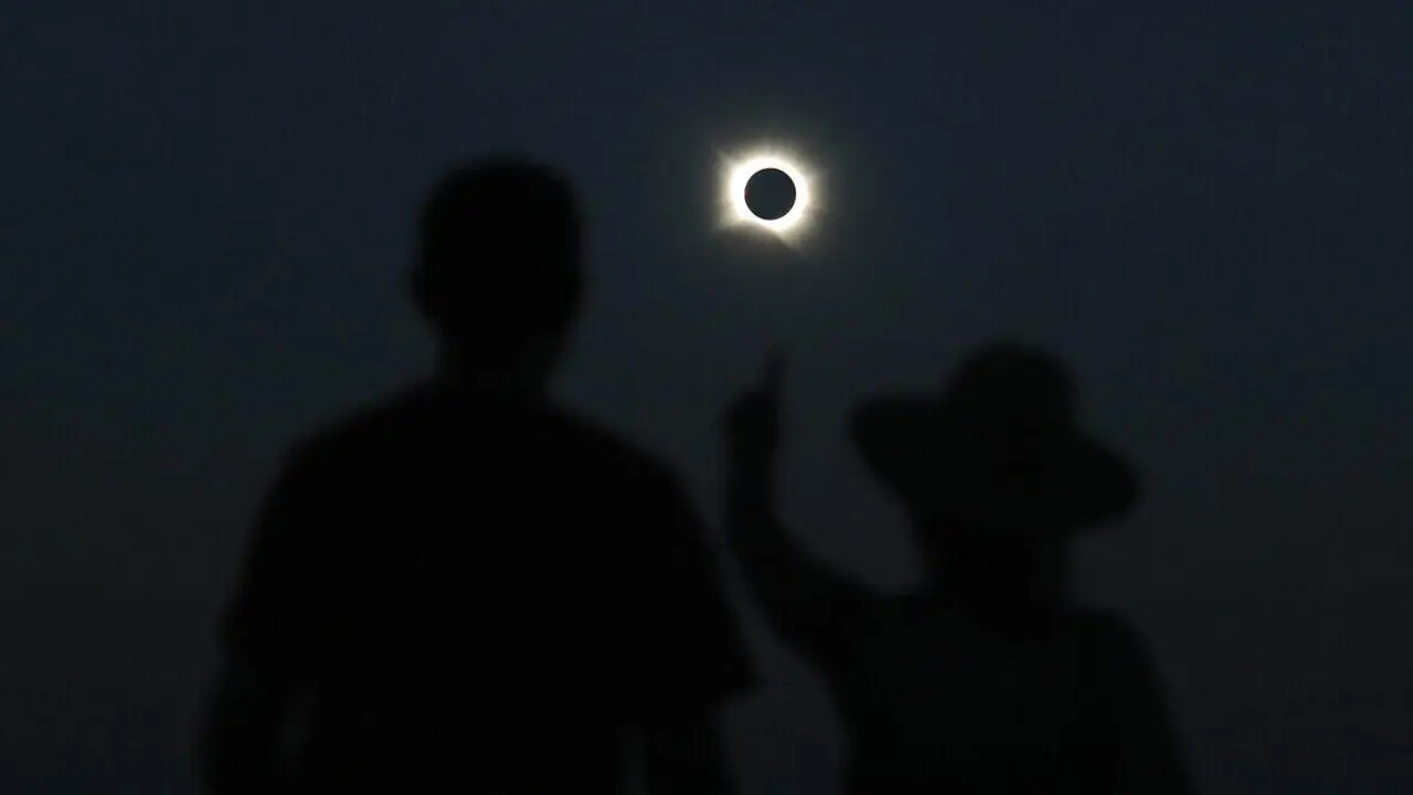 Eclipse total de sol sobre Le&oacute;n